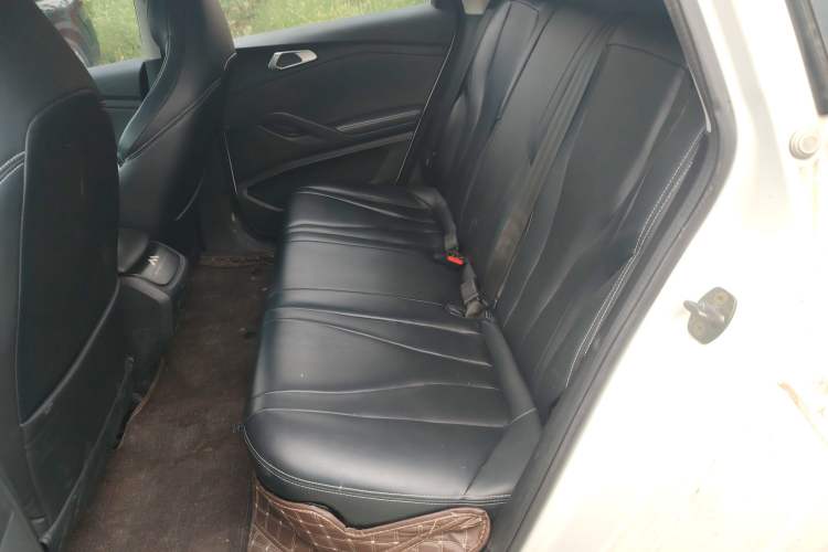 Used Morden Modern in 2022 610 km Fashion Edition Left Rear Seat