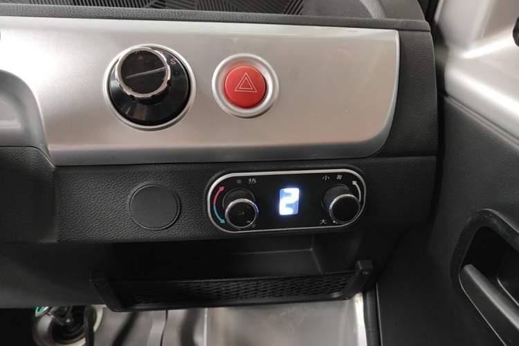 Used Neomor D02 2023 120km Flatbed Comfort Version Audio And AC Panel
