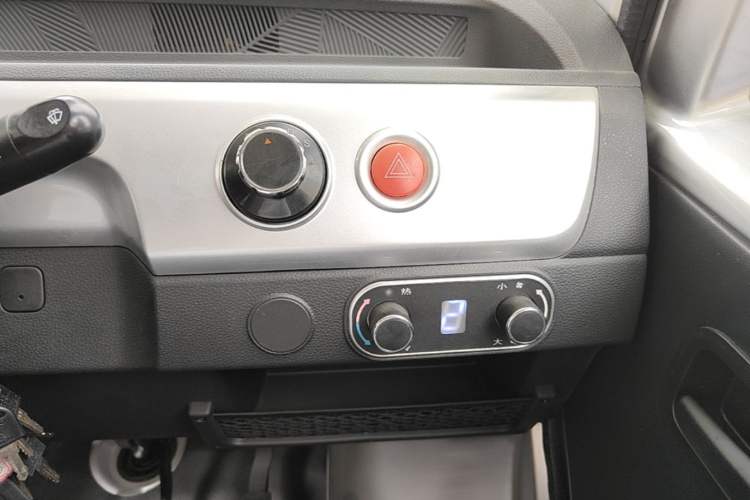 Used Neomor D02 2023 120km Van Comfort Version Audio And AC Panel