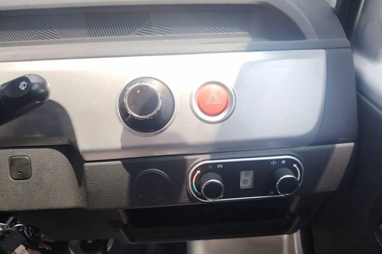 Used Neomor D02 2023 120km Van Comfort Version Audio And AC Panel