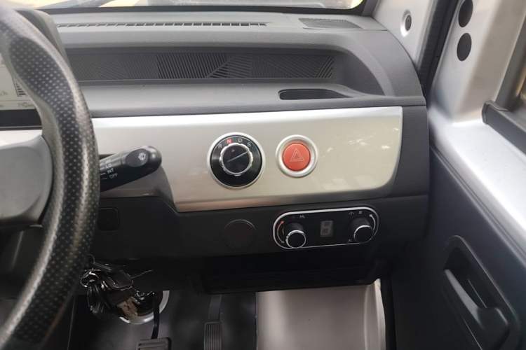 Used Neomor D02 2023 120km Flatbed Comfort Version Audio And AC Panel