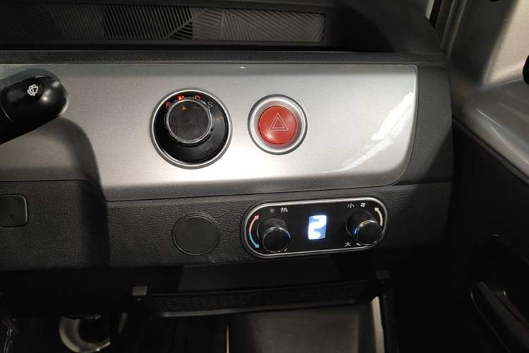Used Neomor D02 2023 120km Van Comfort Version Audio And AC Panel