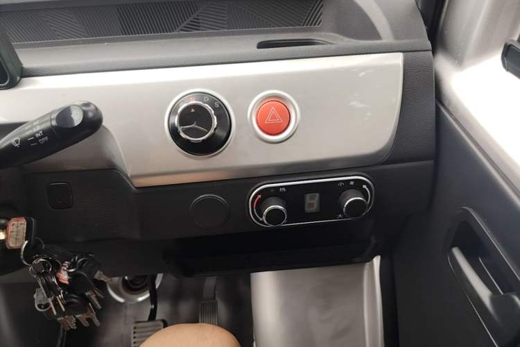 Used Neomor D02 2023 120km Van Comfort Version Audio And AC Panel