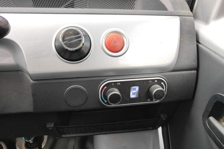 Used Neomor D02 2023 120km Flatbed Comfort Version Audio And AC Panel