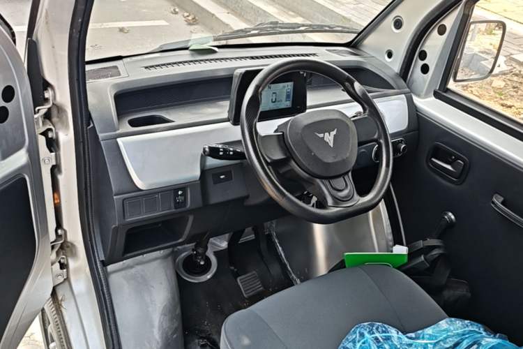 Used Neomor D02 2023 120km Van Comfort Version Center Console
