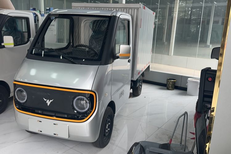 Used Neomor D02 2023 120km Van Comfort Version Exterior 1