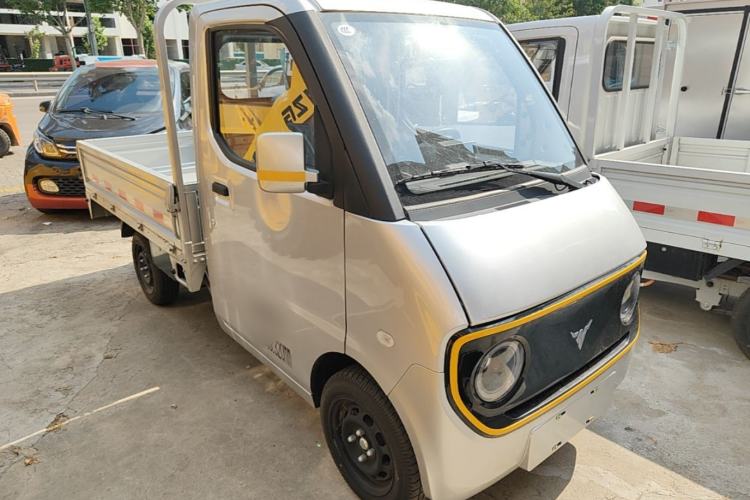 Used Neomor D02 2023 120km Flatbed Comfort Version Front Right 45 Deg