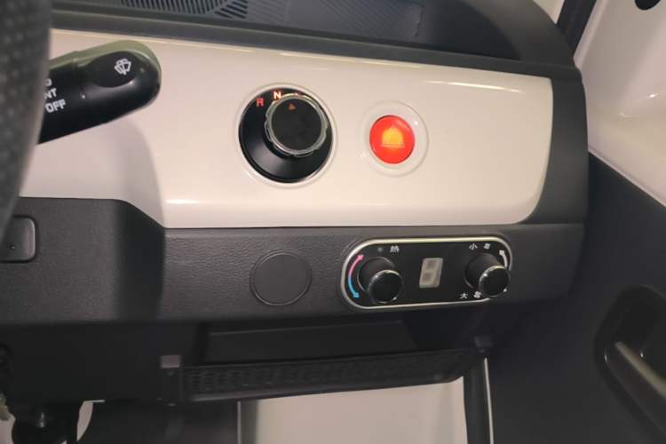 Used Neomor D02 2023 120km Van Comfort Version Audio And AC Panel