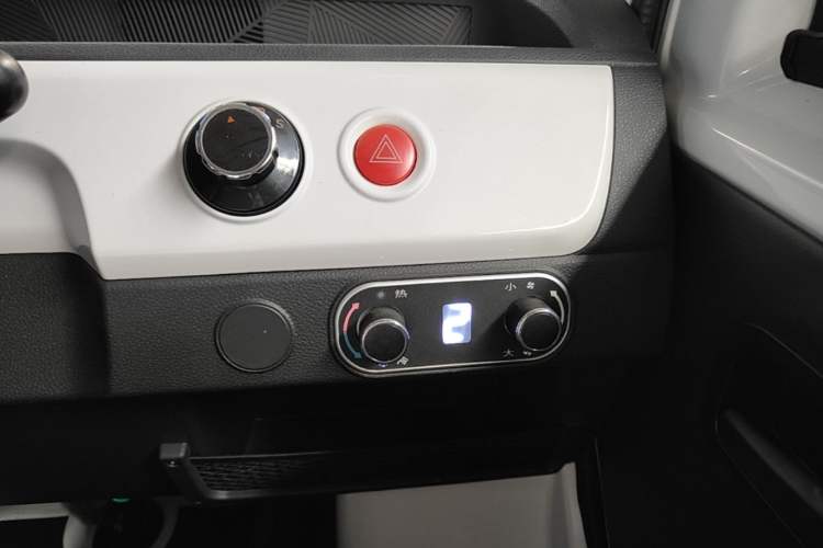 Used Neomor D02 2023 120km Flatbed Comfort Version Audio And AC Panel