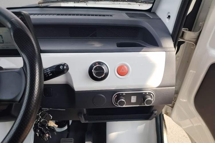 Used Neomor D02 2023 120km Flatbed Comfort Version Audio And AC Panel