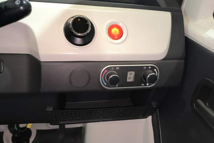Used Neomor D02 2023 120km Flatbed Comfort Version Audio And AC Panel