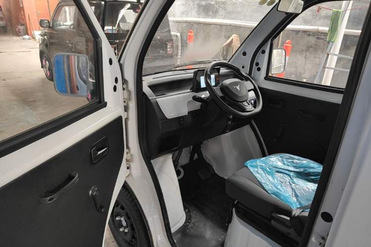 Used Neomor D02 2023 120km Flatbed Comfort Version Driver Seat