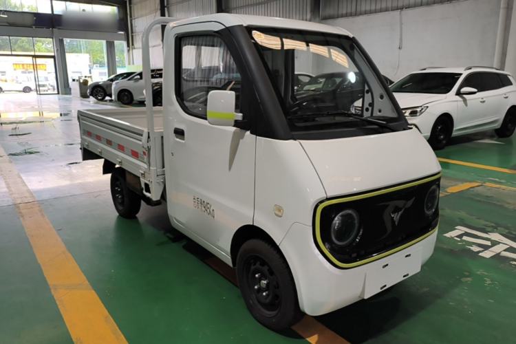 Used Neomor D02 2023 120km Flatbed Comfort Version Front Right 45 Deg