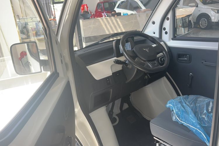 Used Neomor D02 2023 120km Van Standard Version Interior 2