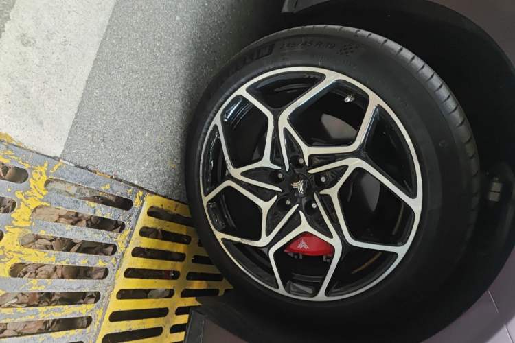 Used NETA GT 2023 580 AWD Sport Edition Right Front Wheel Hub