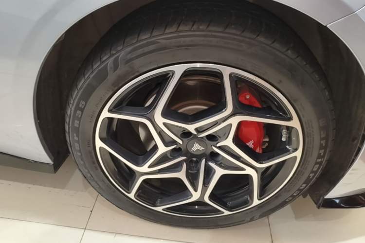 Used NETA GT 2023 580 AWD Sport Edition Right Front Wheel Hub