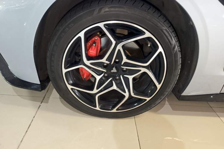 Used NETA GT 2023 580 AWD Sport Edition Left Front Wheel Hub