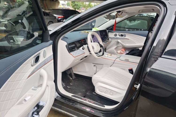 Used NETA L 2024 Extended-Range 310 Flash-Charge Red Edition Driver Seat