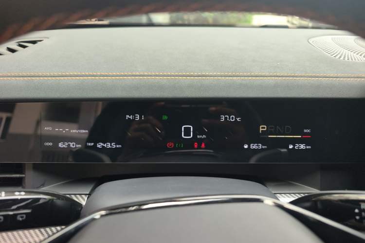 Used NETA L 2024 Extended-Range 310 Flash-Charge Red Edition Instrument Cluster