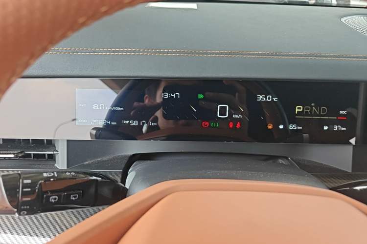 Used NETA L 2024 Extended-Range 310 Flash-Charge Red Edition Instrument Cluster