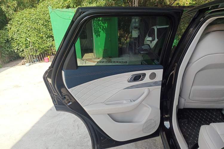 Used NETA L 2024 Range-Extended 220 Luxury Edition Interior 8