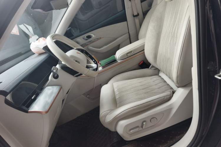 Used NETA L 2024 Extended-Range 310 Flash-Charge Red Edition Left Front Seat