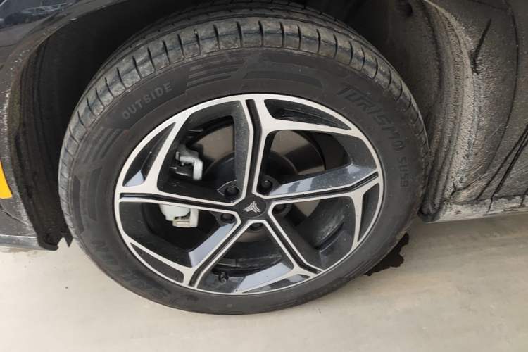 Used NETA L 2024 Extended-Range 310 Flash Charge PRO Edition Left Front Wheel Hub