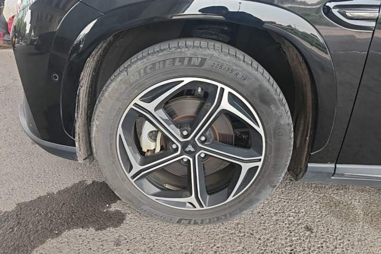 Used NETA L 2024 Extended-Range 310 Flash-Charge Red Edition Left Front Wheel Hub