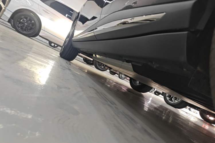 Used NETA L 2024 Extended-Range 310 Flash-Charge Red Edition Left Side Sill