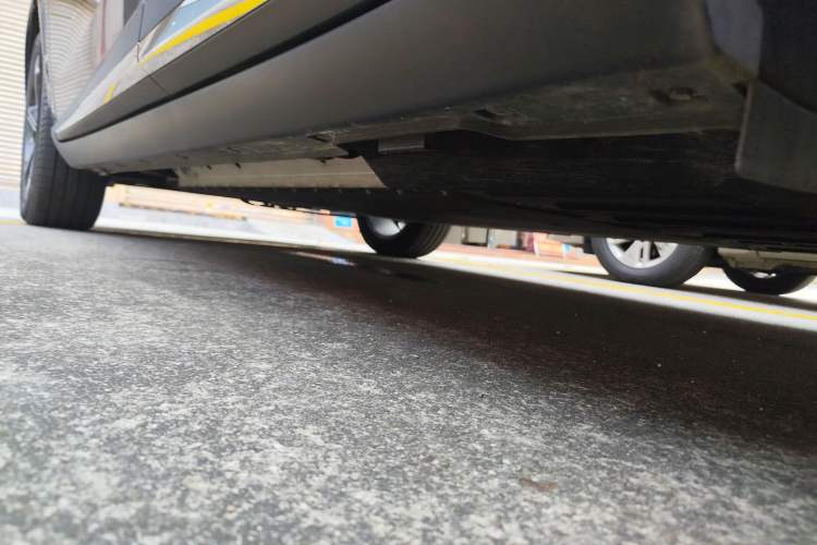 Used NETA L 2024 Extended-Range 220 Flash-Charge Edition Left Side Sill