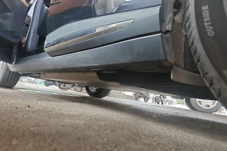 Used NETA L 2024 Extended-Range 310 Flash-Charge Red Edition Left Side Sill