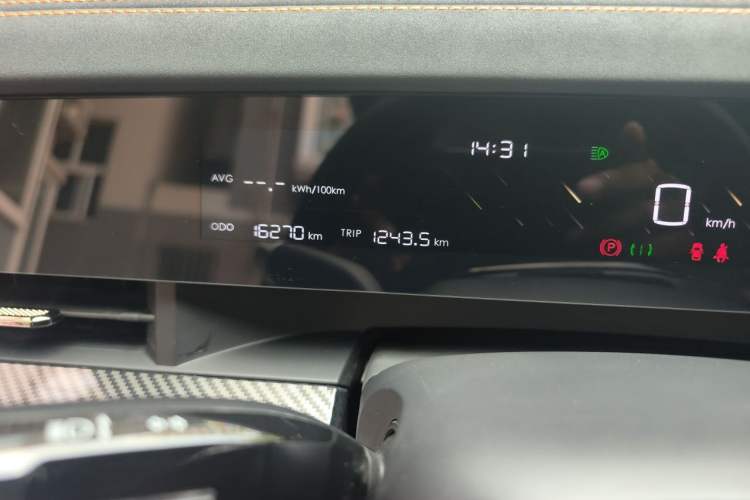 Used NETA L 2024 Extended-Range 310 Flash-Charge Red Edition Odometer Close Up