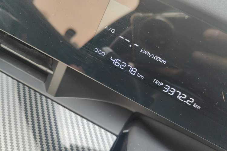 Used NETA L 2024 Extended-Range 310 Flash-Charge Red Edition Odometer Close Up