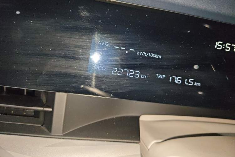 Used NETA L 2024 Extended-Range 310 Flash-Charge Red Edition Odometer Close Up