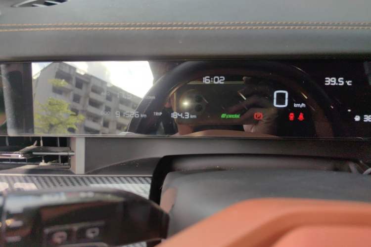 Used NETA L 2024 Extended-Range 310 Flash-Charge Red Edition Odometer Close Up