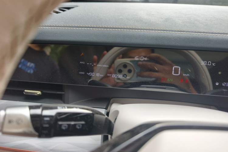 Used NETA L 2024 Extended-Range 310 Flash-Charge Red Edition Odometer Close Up
