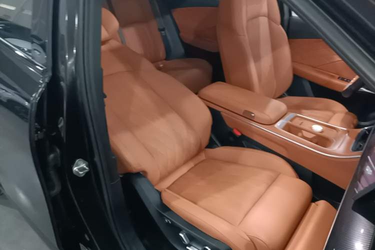 Used NETA L 2024 Extended-Range 310 Flash-Charge Red Edition Right Front Seat