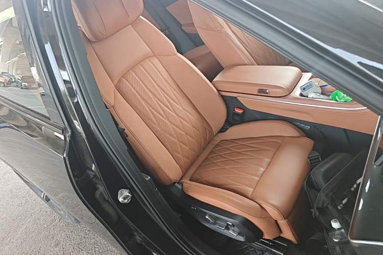 Used NETA L 2024 Extended-Range 310 Flash-Charge Red Edition Right Front Seat