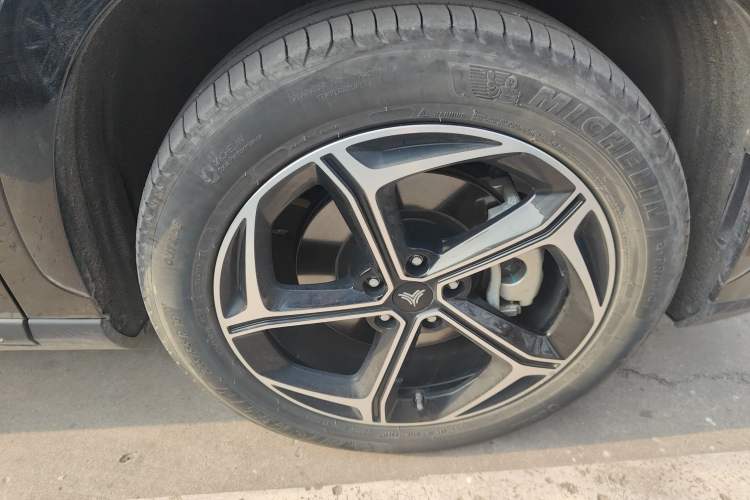 Used NETA L 2024 Extended-Range 310 Flash-Charge Red Edition Right Front Wheel Hub