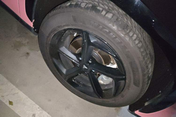 Used NETA L 2024 Extended-Range 310 Flash-Charge Red Edition Right Front Wheel Hub