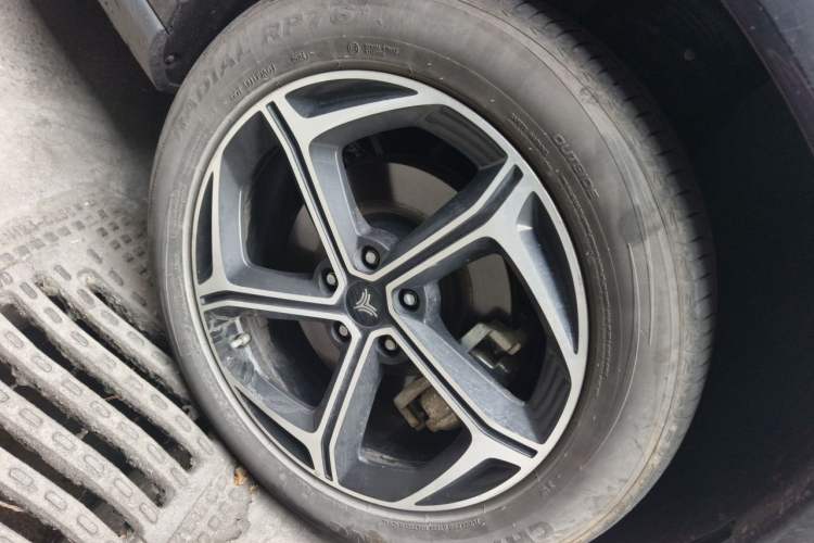 Used NETA L 2024 Extended-Range 310 Flash-Charge Red Edition Right Front Wheel Hub