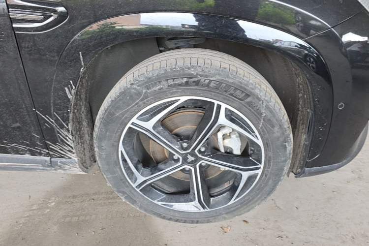 Used NETA L 2024 Extended-Range 220 Flash-Charge Edition Right Front Wheel Hub
