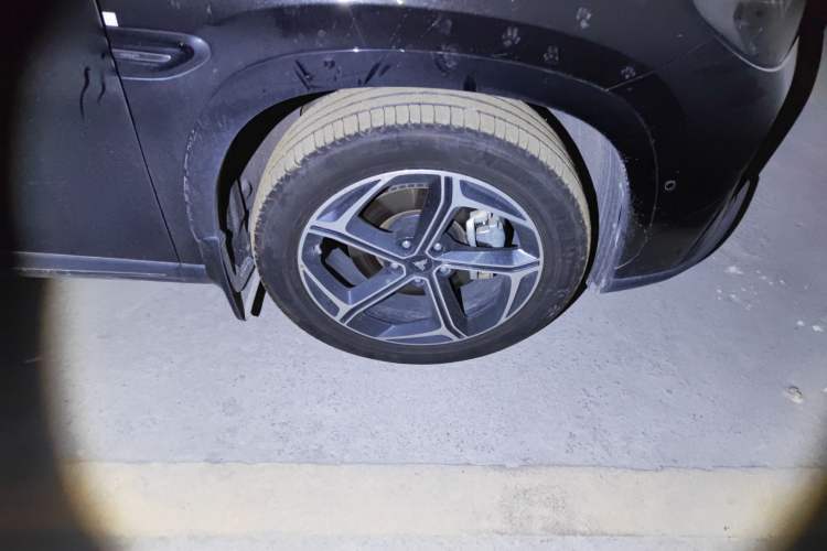 Used NETA L 2024 Extended-Range 310 Flash-Charge Red Edition Right Front Wheel Hub