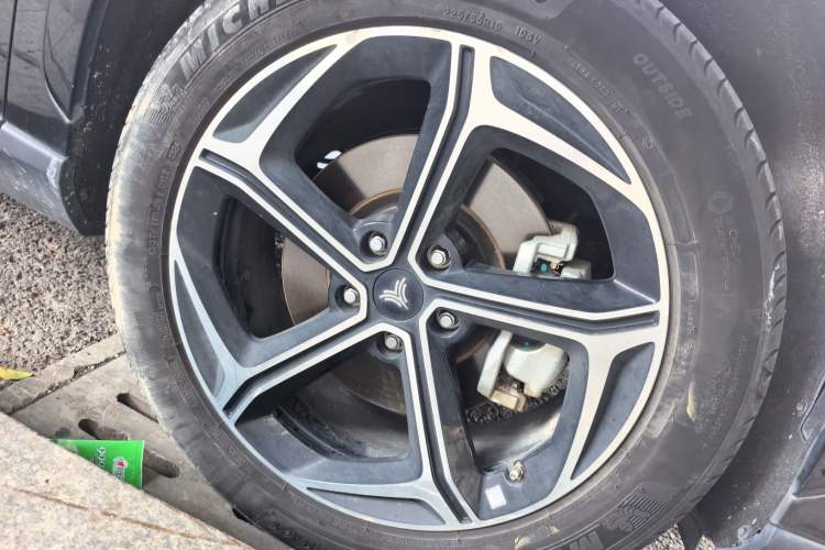 Used NETA L 2024 Extended-Range 310 Flash-Charge Red Edition Right Front Wheel Hub