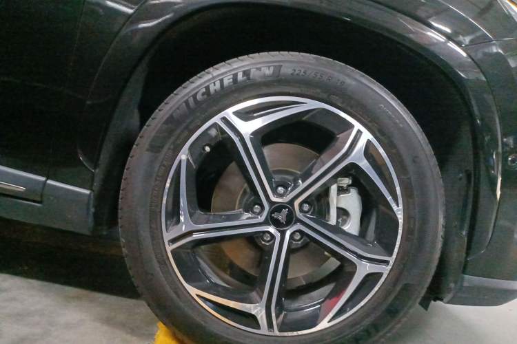 Used NETA L 2024 Extended-Range 310 Flash-Charge Red Edition Right Front Wheel Hub
