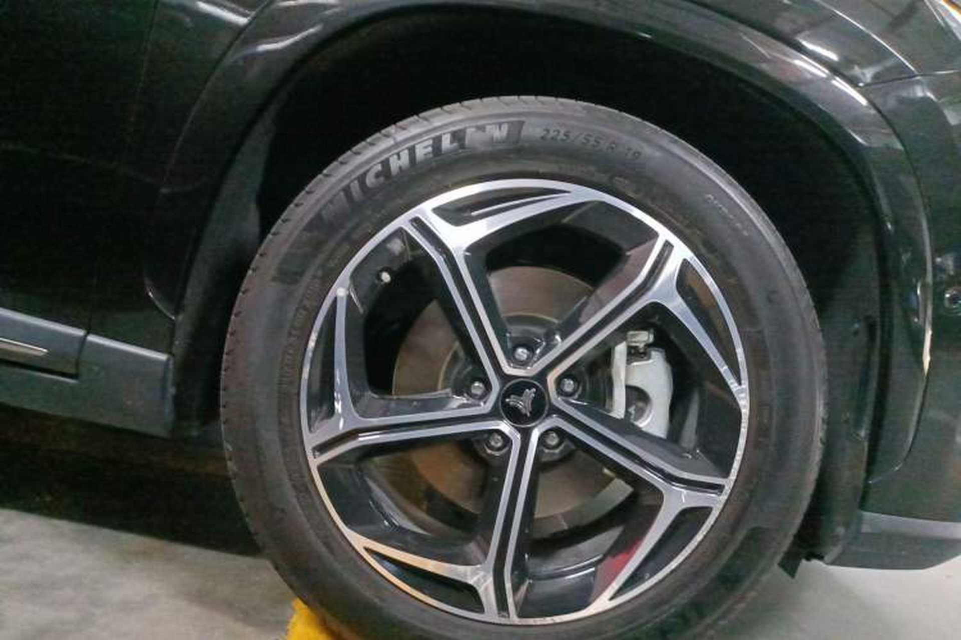 Used NETA L 2024 Extended-Range 310 Flash-Charge Red Edition Right Front Wheel Hub