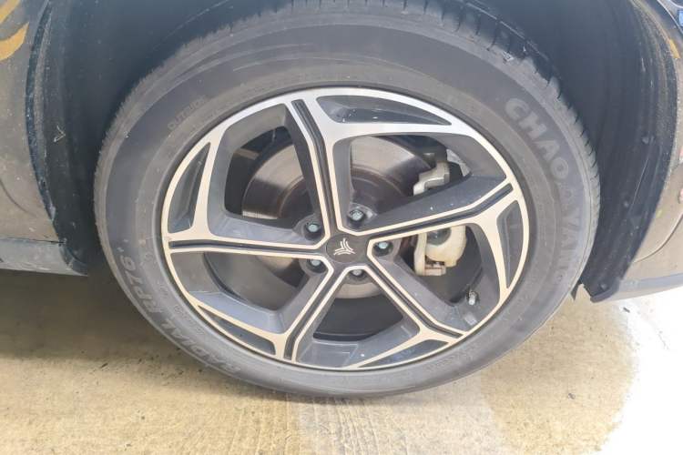 Used NETA L 2024 Extended-Range 310 Flash-Charge Red Edition Right Front Wheel Hub