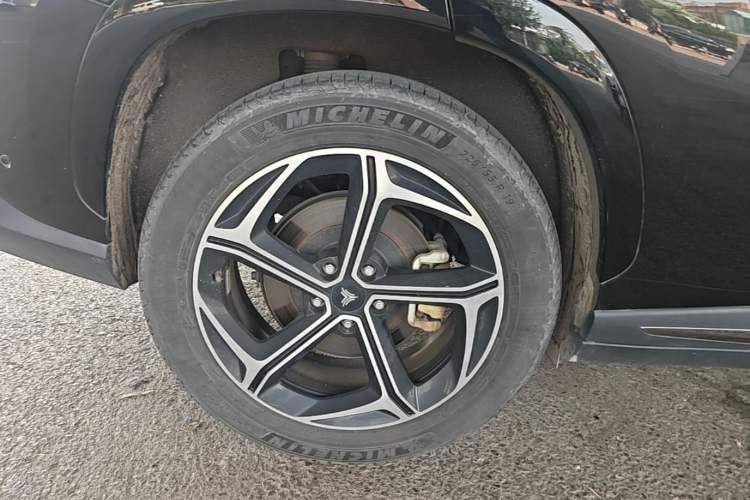 Used NETA L 2024 Extended-Range 310 Flash-Charge Red Edition Right Rear Wheel Hub