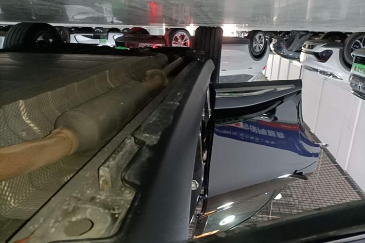 Used NETA L 2024 Extended-Range 310 Flash-Charge Red Edition Right Side Sill