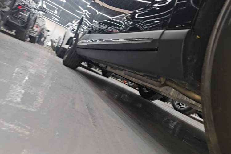 Used NETA L 2024 Extended-Range 310 Flash-Charge Red Edition Right Side Sill
